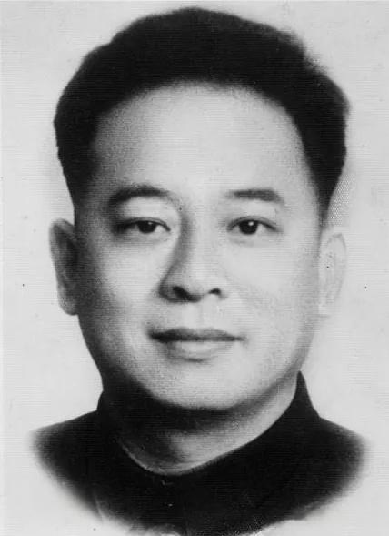 1948年，罗广斌身份暴露，但他哥哥是中将，敌人不敢抓人，就找到他哥哥：“你弟弟