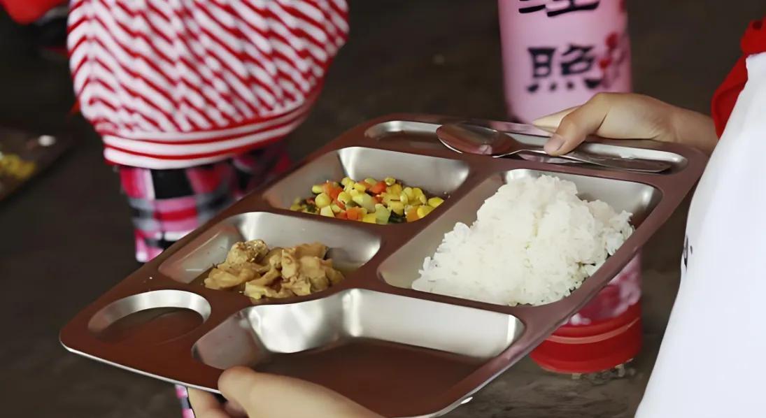食堂三天不给孩子吃饭，校长装傻充愣，湖南允山中心小学这次可出了名了。
疑似因为孩