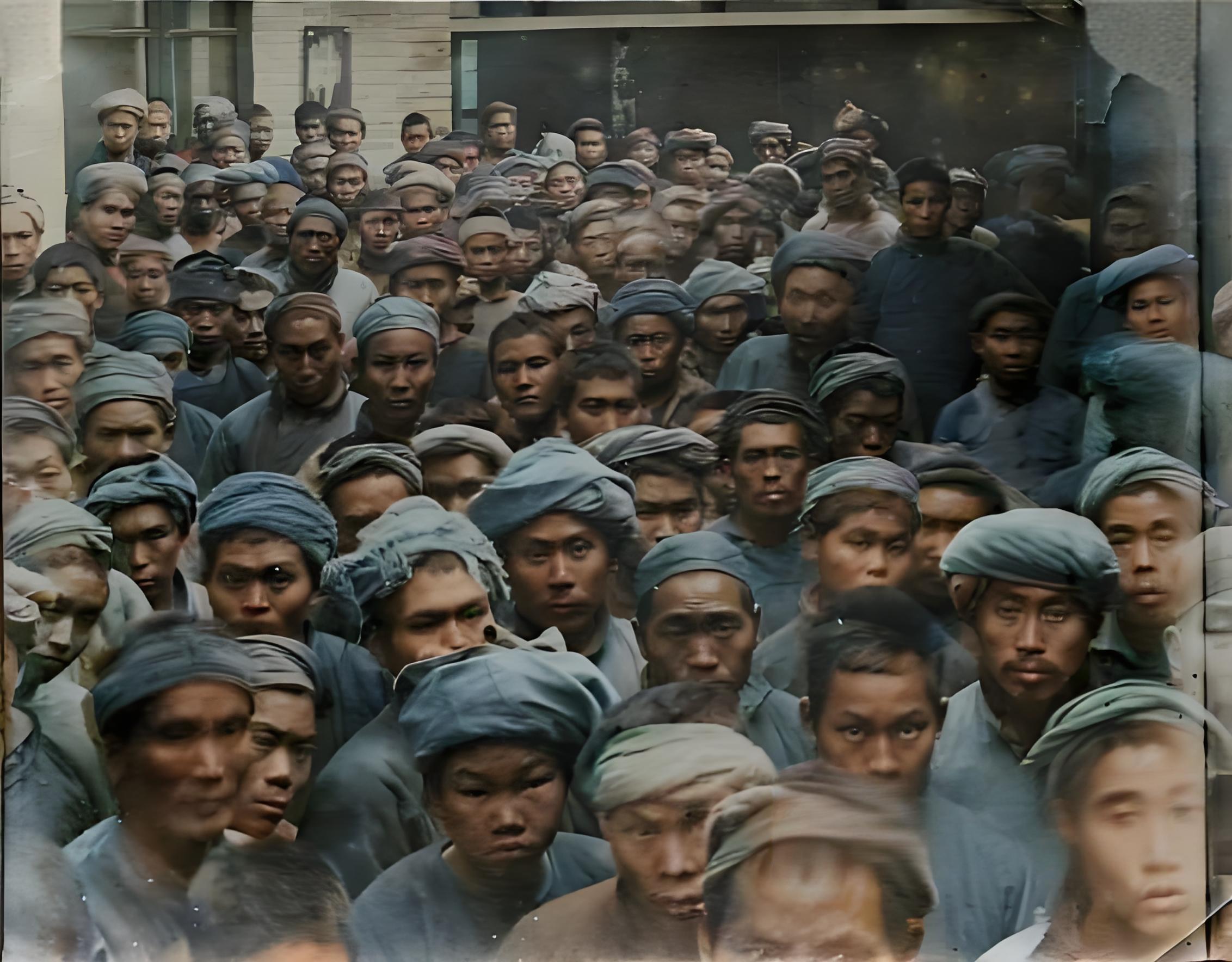这张1915 - 1925年四川乐山的照片，您瞅这帮裹头巾的汉子，一个个灰头土脸