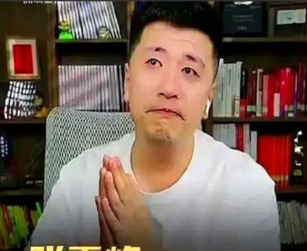 张雪峰走不下去了，他就是玩了个信息差，但是并没有什么预见性。

举个例子，他20