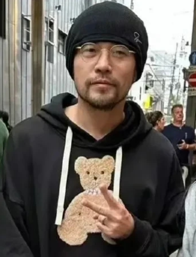 有网友在日本偶遇周杰伦，已经变成这样子了吗，虽然大家都知道周杰伦不年轻了，但是万