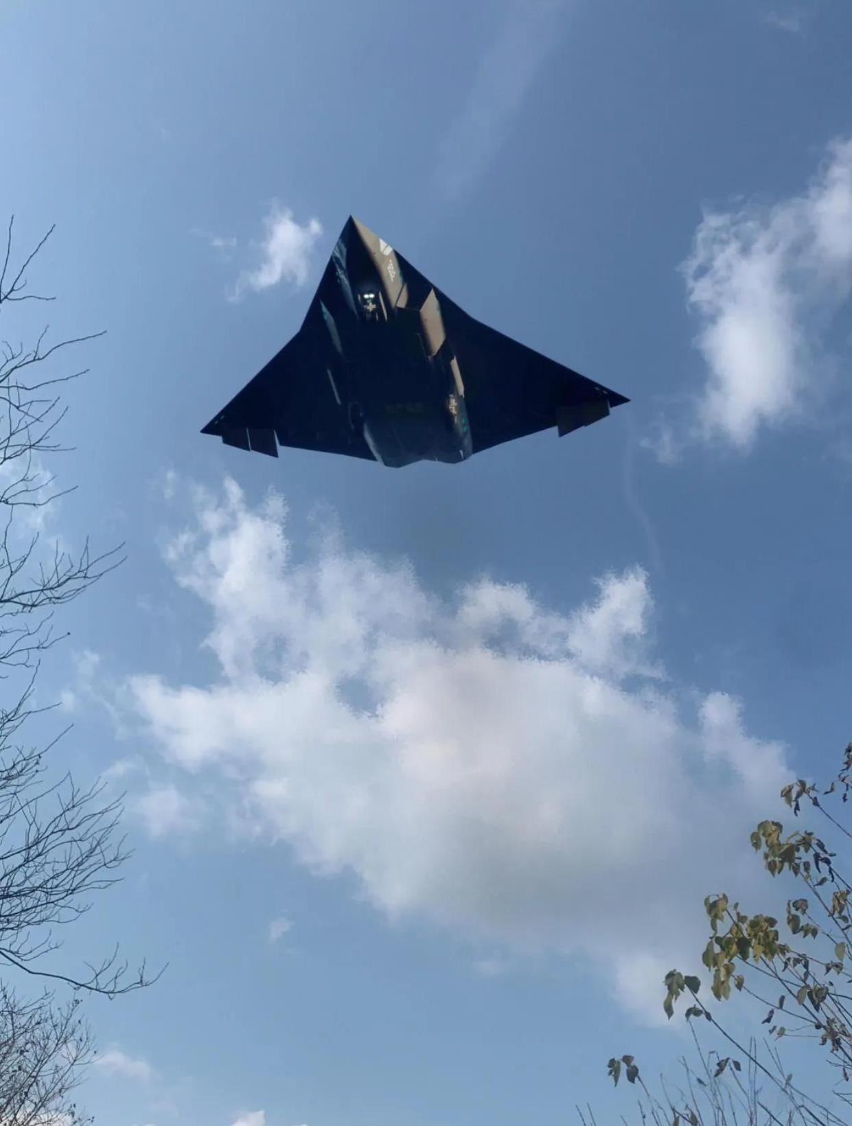 六代机时代，大国空军将会以重型战斗机为主，无人机为辅，彻底淘汰中型和轻型战斗机，