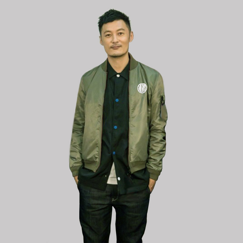 一次，主持人问余文乐:“1000万的人民币在香港可以买到多大的房子？一套别墅？”