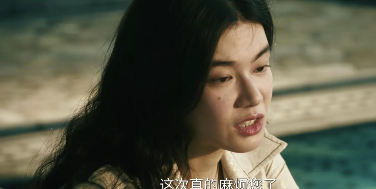 《扫毒风暴》隐藏最深的不是假死脱身的卢少骅，而是危险又迷人的马英子。
马英子一出