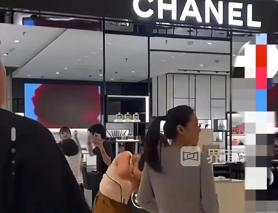 看到香奈儿柜姐和顾客打架事件，觉得这些奢饰品确实应该反思反思。
现在很多奢饰品店