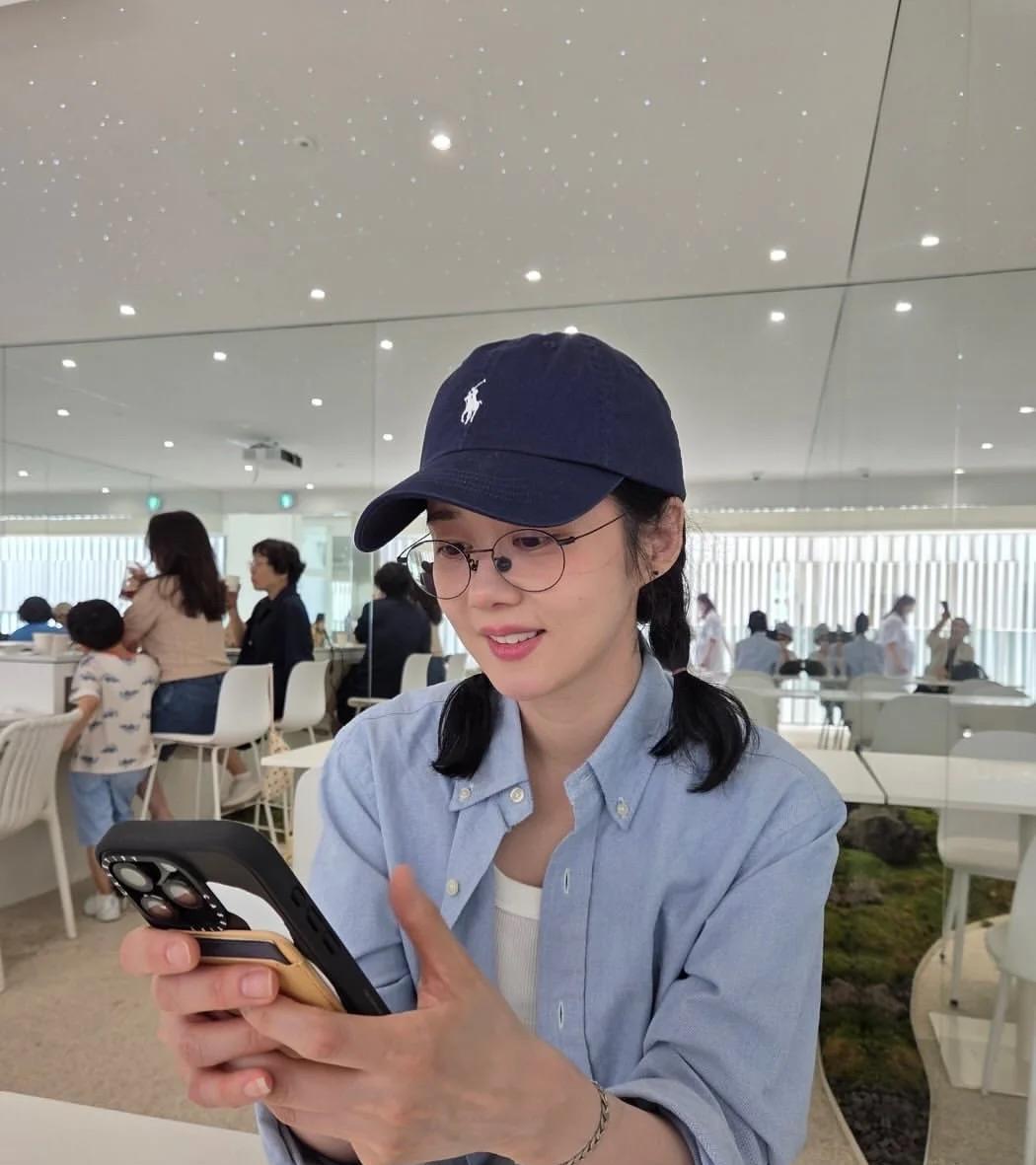张娜拉太冻龄了吧！
不得不说圆脸的优势真的很明显，比同龄人更加冻龄。
这次张娜拉