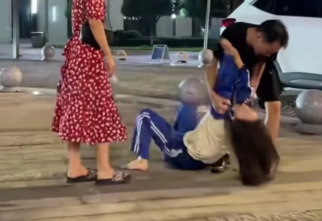 高考后的家庭聚会上，女儿满心欢喜，浑然不知父母早藏着秘密。父母平静地说出离婚真相
