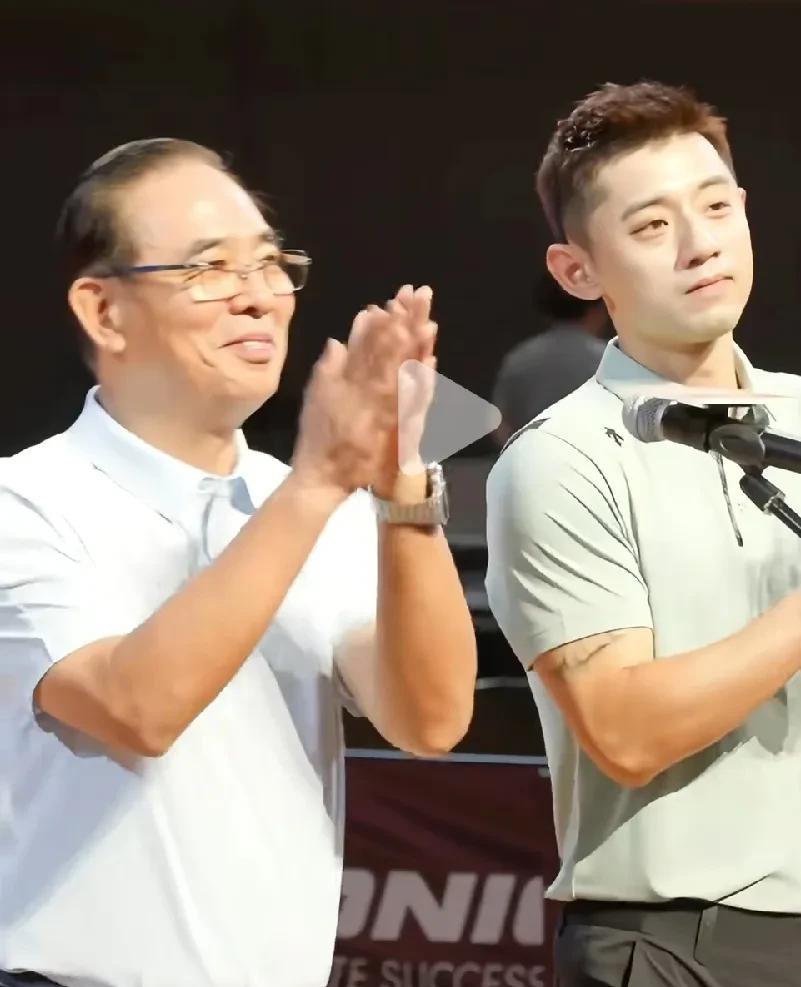 张继科一脸的骄傲，
特意去查了一下，
给他站台的这个人是蔡振华，
已经退休两年了