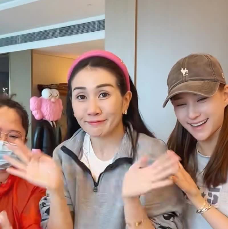 原来赌王三房，四房关系这么好。

端午节时何超莲和四房长女何超盈一起包粽子。