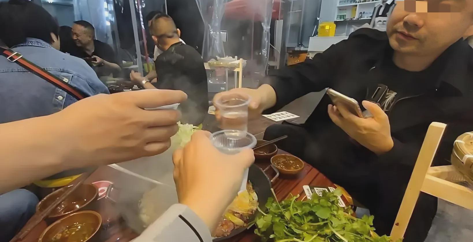 “白嫖新花样！”湖北襄阳，6名男子在饭店吃了260块，酒足饭饱，不想付钱，拔腿就