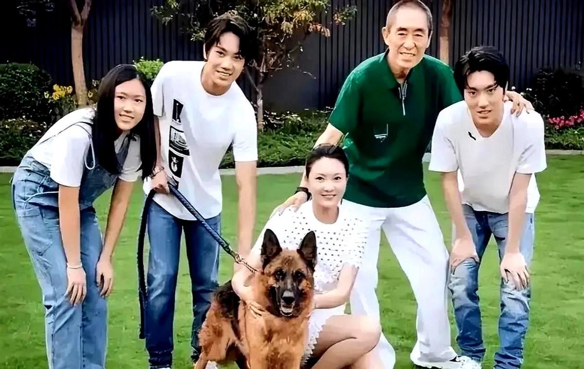 张艺谋家的"逆龄"亲情故事曝光！70岁大导演与60岁丈母娘默契带娃的画面，最近让