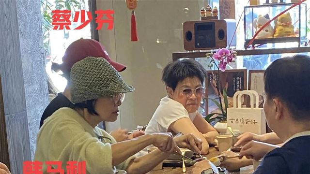蔡少芬现身珠海，顶着烈日逛街，排队买鸡蛋仔，被老板大赞性格好