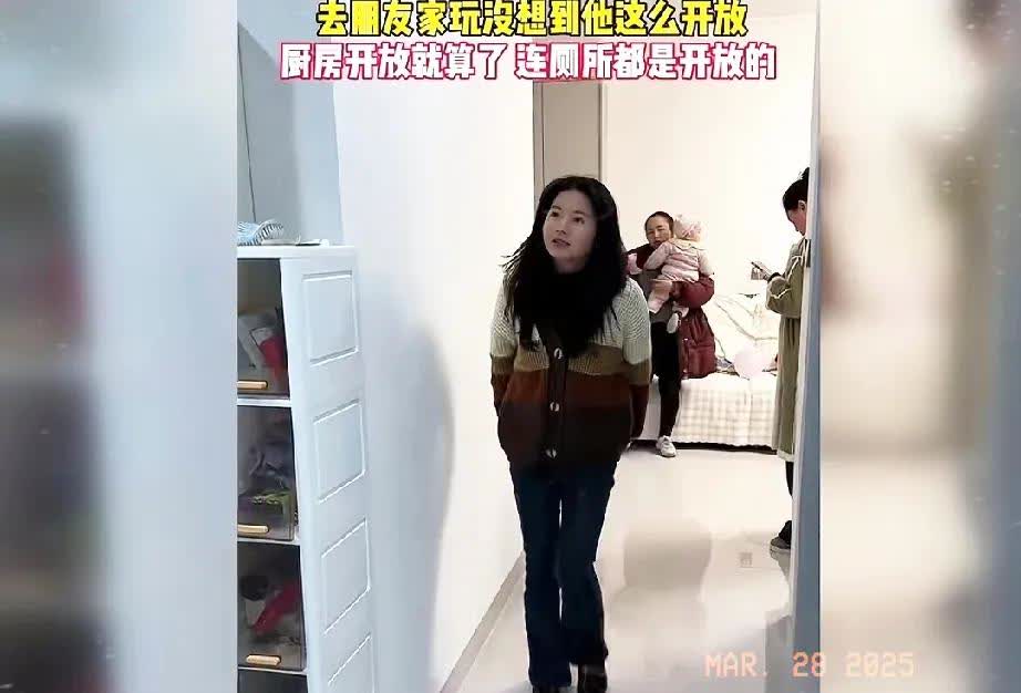 朋友家太开放了，厨房没有门就算了，居然连厕所都没门。

这位女子去同事家玩，
