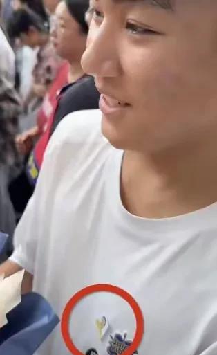 我不知道江西这个高考的孩子叫什么名字，但是他能勇敢的参加完全国出类拔萃的高考，我