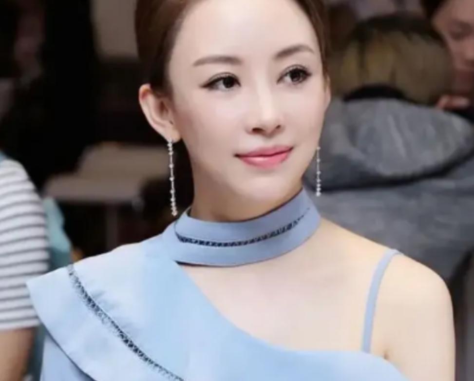 当年，身价10亿的九球天后潘晓婷公开征婚，可是男生们看到择偶条件后却纷纷望而止步
