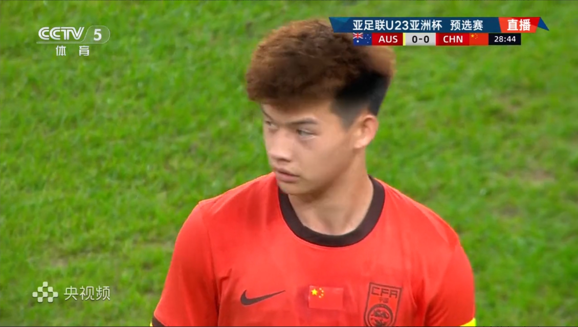 国足上半场0：0，半场总结四个可喜的地方，一个比较可惜。
1、今天派上三中卫，三