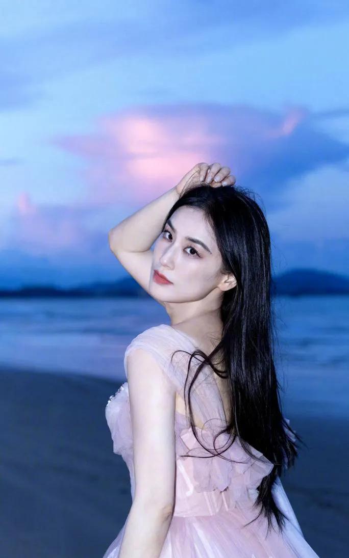 #你心目中的美人#关于“美人”的想象，既可以是视觉的惊艳，也可以是灵魂的共鸣。以