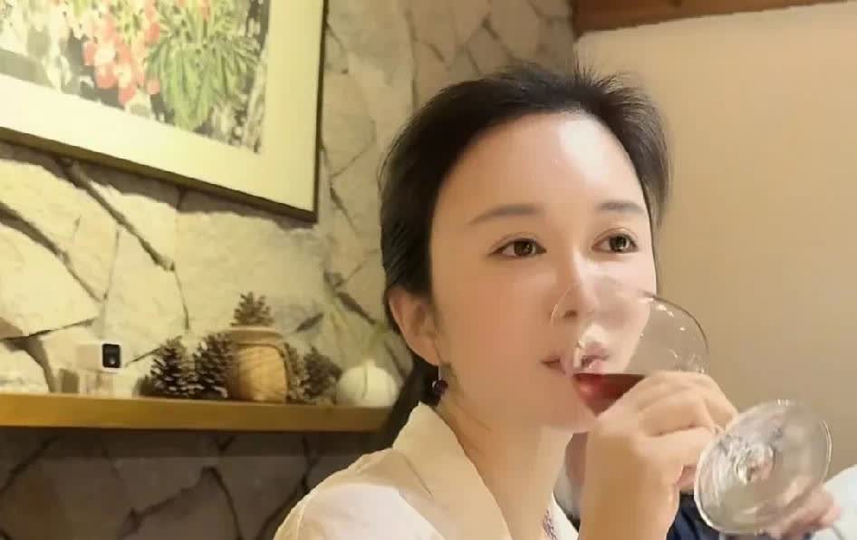 如果她不是嫁给张纪中，年纪轻轻的，谁称呼她一声“夫人”？
别管她生过几个孩子，