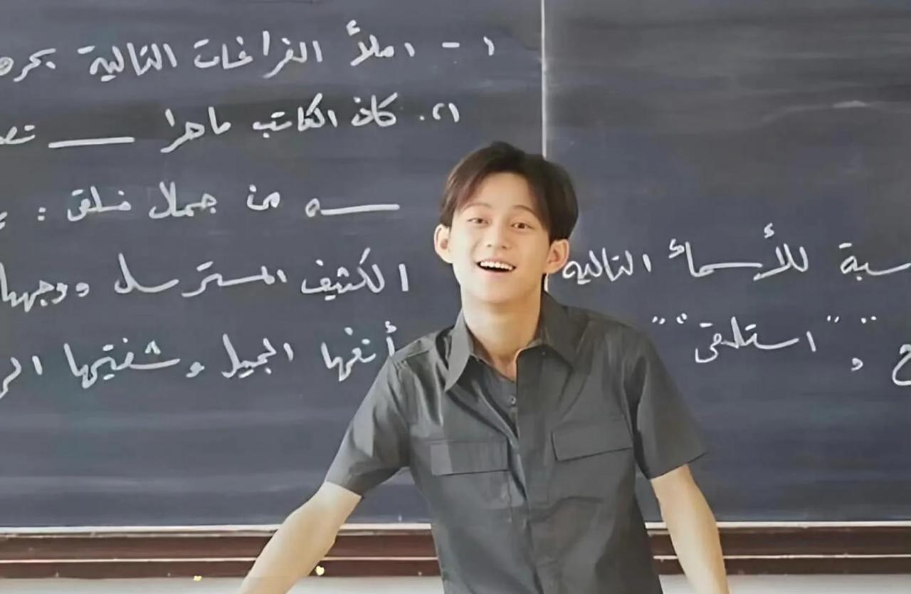 何炅除了矮，其他各方面都很优秀
他在1992年上的大学，那个时候的本科录取率只有