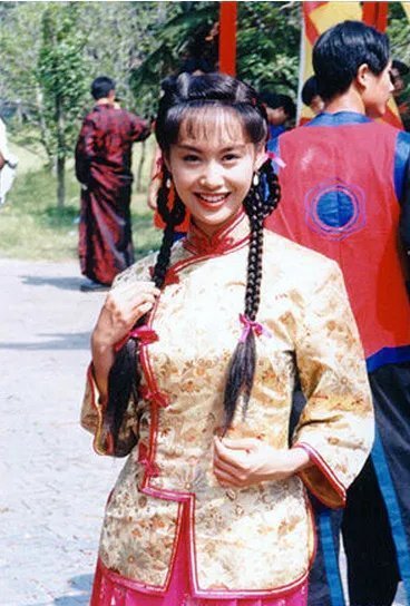 蒋勤勤年轻时的颜值简直绝了，然而两个小孩全像大橘，一点没遗传她的基因。当年艳压朱