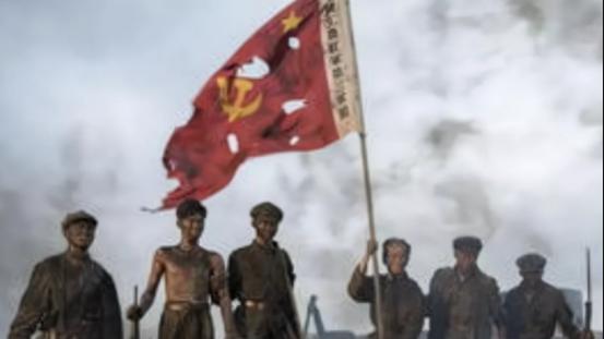 1950年海南解放时，当四野官兵登岛后，看着赶来接应的琼崖纵队战士们，官兵当场愣