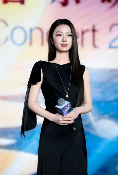 恭喜单依纯解锁新身份！获授湾区升明月宣传大使，过往舞台经典又惊艳，音乐想法独树一