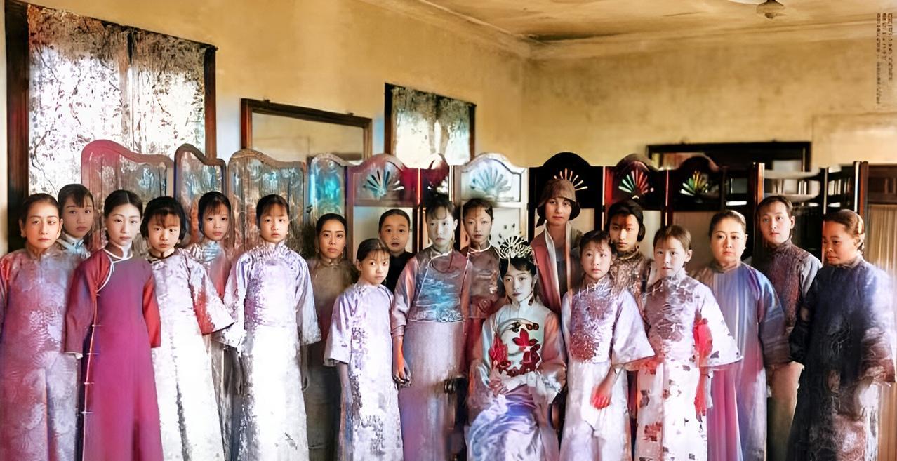 这是末代皇后婉容与溥仪的妹妹及皇室女眷在一起。她们依然保持着清朝皇室传统的规矩。