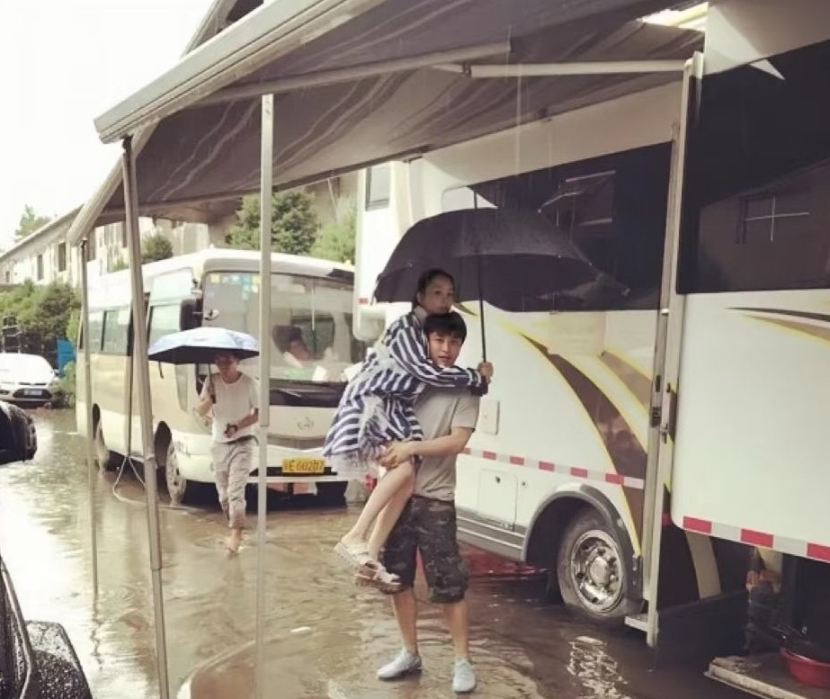 大胆猜测一下
李小璐现在肯定悔不当初
因为贾乃亮估计是李小璐这辈子能遇到的最好的