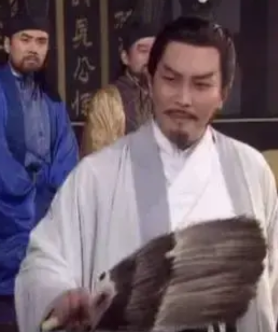 你以为诸葛亮有多难请？三顾茅庐只是条件未谈妥而已。
当时刘备虽然也算一方诸侯，江