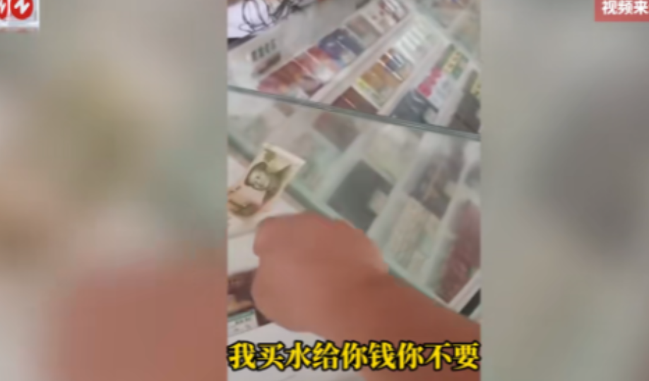“这下后悔了吧！”6月21日，广西钦州，一女子到超市里购买了一瓶矿泉水，她拿出了