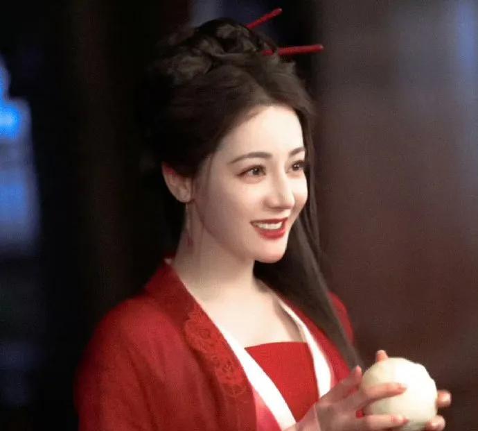 各位哥哥姐姐、叔叔阿姨、弟弟妹妹还有爷爷奶奶，是在说“我”的古装造型呀～ 看来这