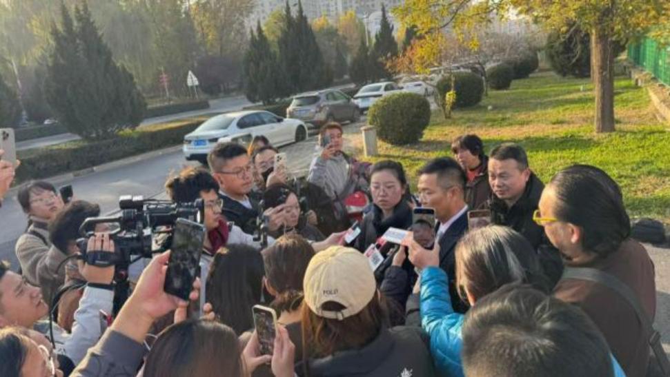 山西“狗咬人，人摔狗，狗主人上门被反杀”案，是否系正当防卫引发热议