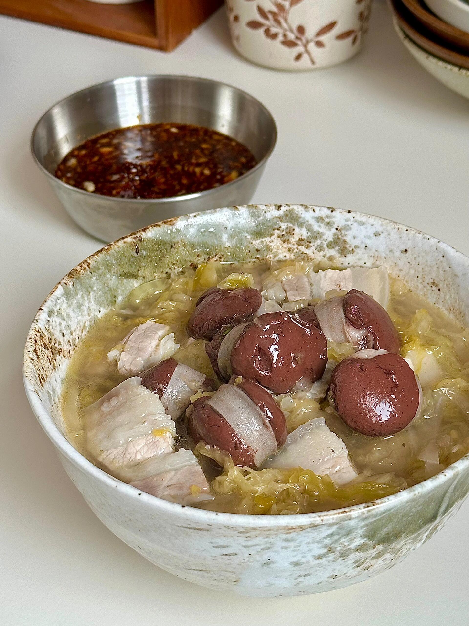 正宗五花肉炖酸菜血肠，蘸着蒜酱吃贼过瘾
东北特色菜之一，炖好后，五花肉和酸菜，血
