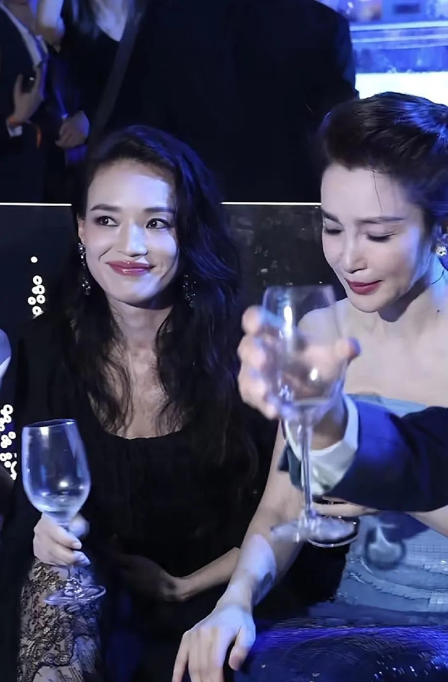 舒淇才是真的不老女神吧，快五十了状态还这么好，说她三十出头也有人信，难道不生孩子