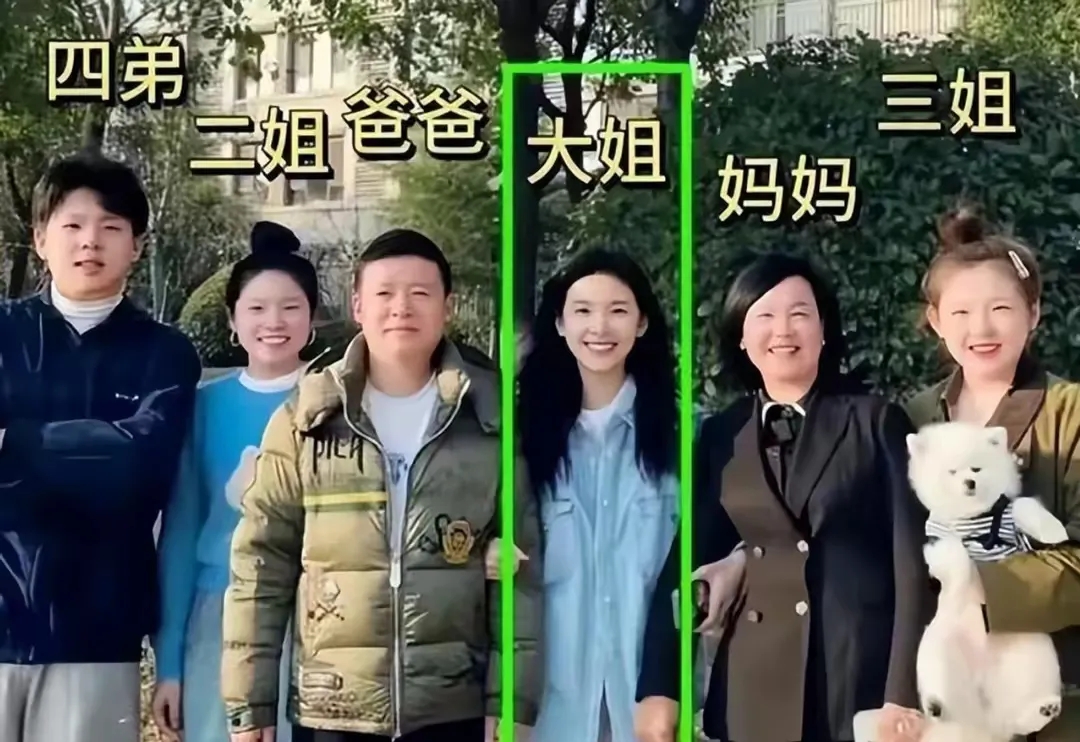 看章若楠重男轻女的家庭，就知道伏弟魔有多苦！

如今女星章若楠在娱乐圈里也算是小