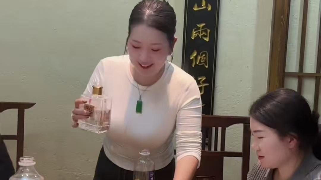 女子参加同学会，超高颜值让男同胞看入迷，网友：有故事的女同学