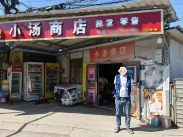 开豪车还“白嫖”？2024年，湖南一男子开着豪车来路边买烟，因懒得下车叫喊老板娘