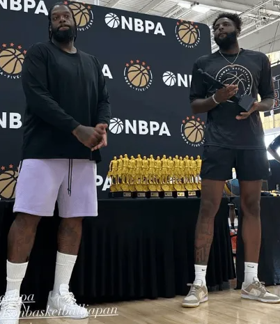 尼克斯社媒晒出米切尔-罗宾逊与前NBA球员埃迪-库里共同出席曼哈顿青少年篮球训练
