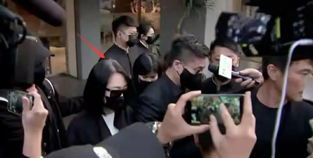 小S身隐19天后现身，头发都白了，S家的新的话事人～小S老公许雅钧，成了S家的扛