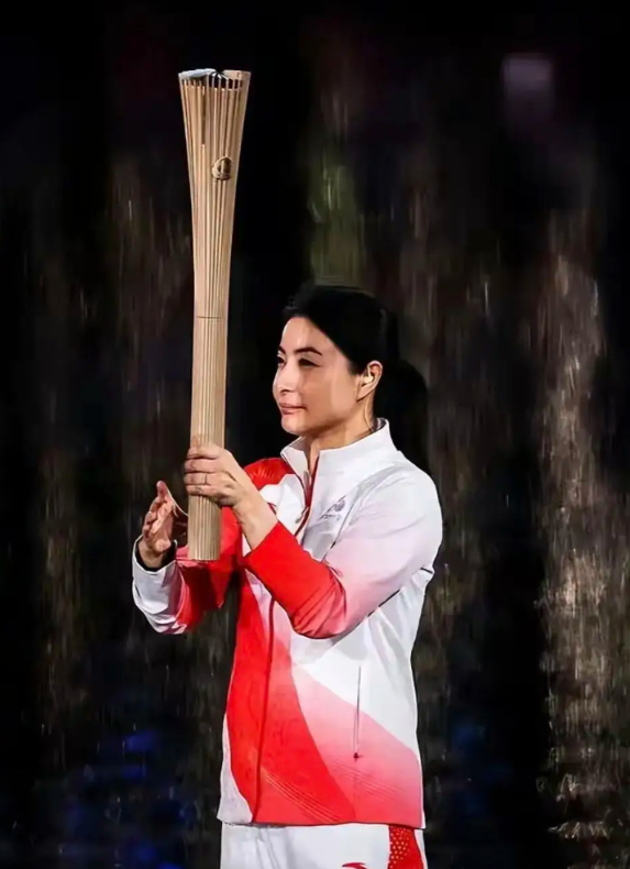 霍启刚，
给所有男人都提了个醒
可以娶丑的也可以娶穷的，但千万不能娶那种一天到晚