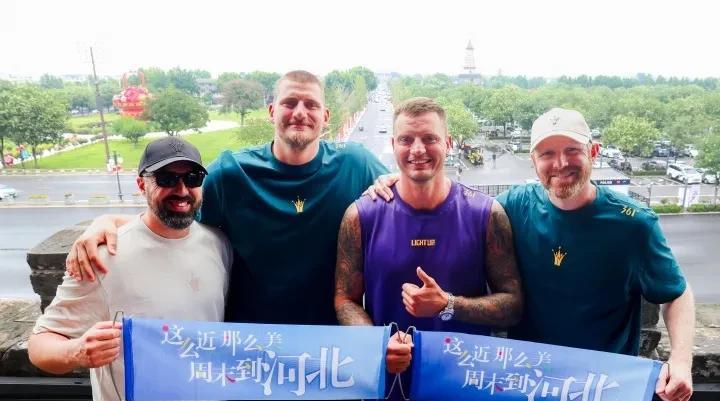 奔跑的胖子！在结束了中国行首日活动后，NBA球星约基奇今天乘坐高铁离开河北省石家