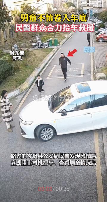 格衣女子领着俩个小孩子从车前走过，女子边走边刷手机，根本不知小孩子跟上了没有。小