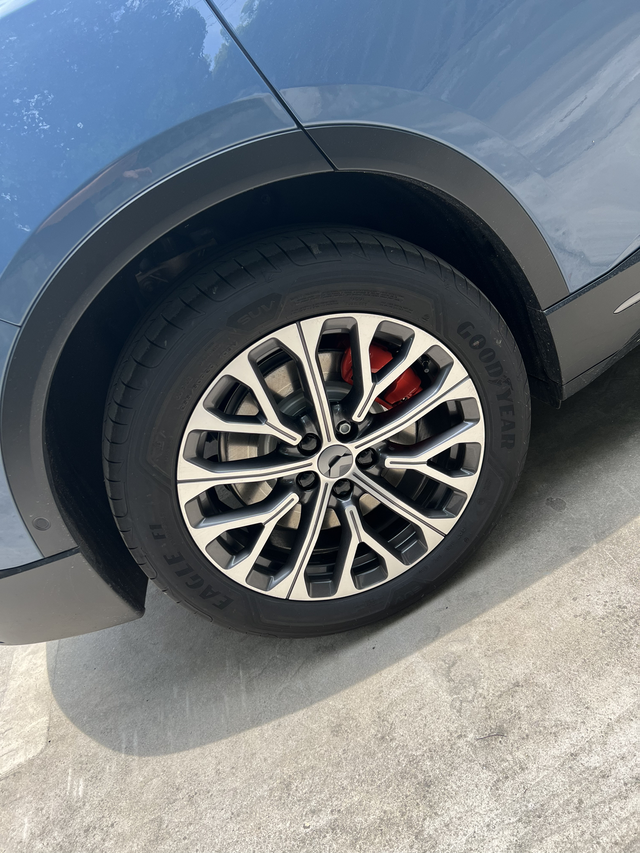 轮毂帽子掉了
其他某书看别的车友掉了，自己也去看下了，果然还真掉了一个，试着去抠