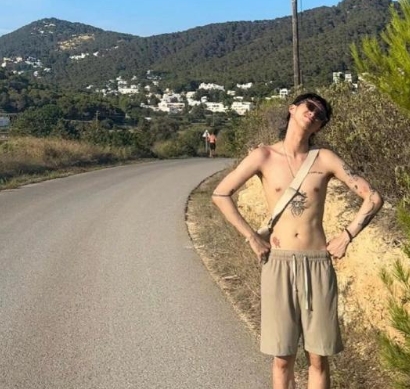 伊能静21岁儿子哈利去西班牙旅游，这次他没有穿女装，而是光着膀子。