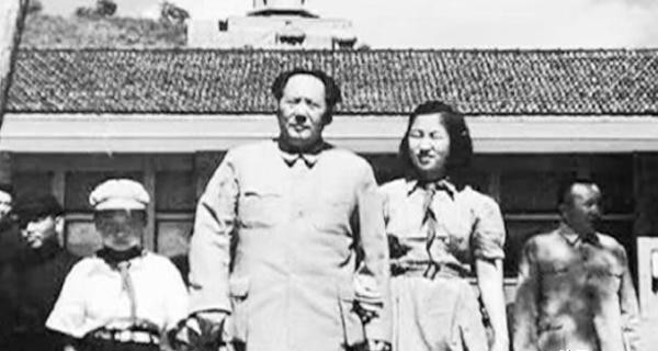 1972年，李讷生娃后生活困难，写信请求爸爸接济，毛主席看罢来信后，心痛不已，指