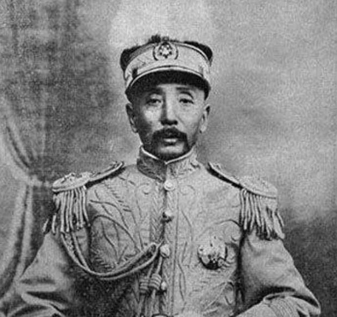 50年大汉奸张景惠被押回国，看到囚犯儿子摇身一变穿军装，很惊讶
“1950年11