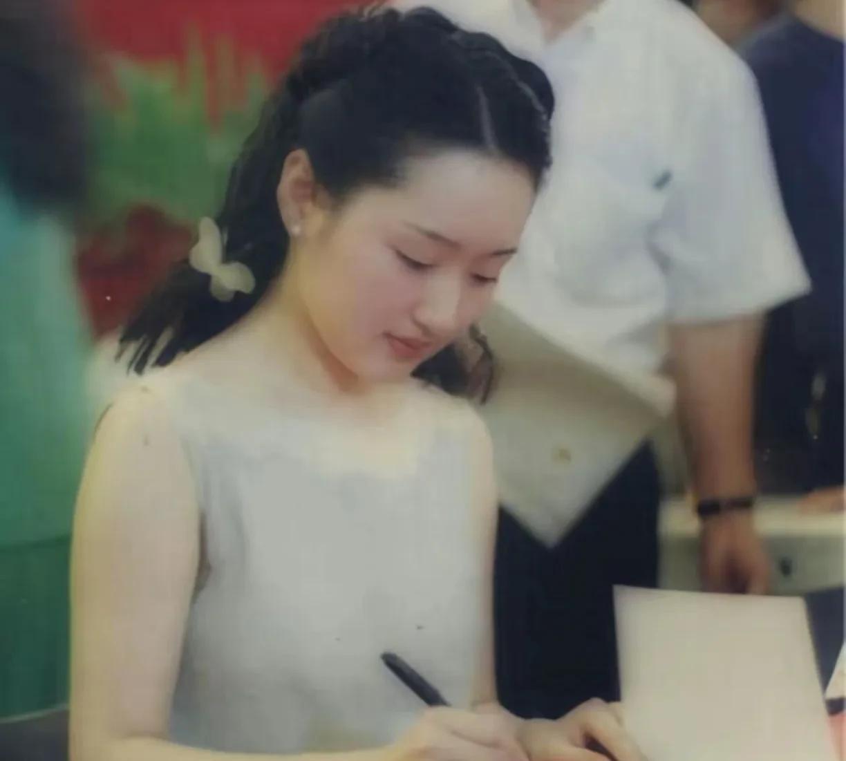 杨钰莹年轻时的照片无意中被网友扒出，其美貌也被真实还原了。这时候的她身上就几个字