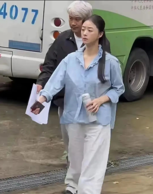天呐！蒋欣此次亮相，简直让人惊掉下巴！这变化大得离谱，仿佛脱胎换骨一般，整个人好