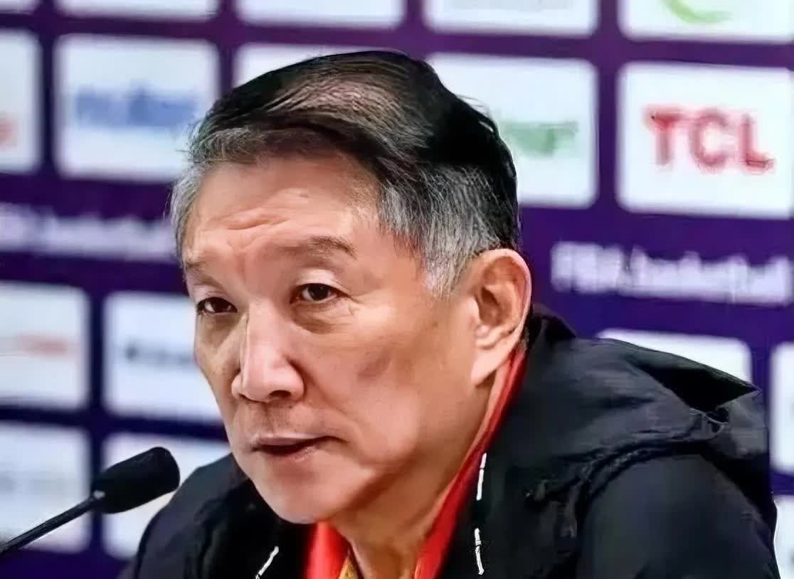 明眼人都看得出来，
宫鲁鸣有个很大的问题，
改不了，他极有可能被
年轻教练