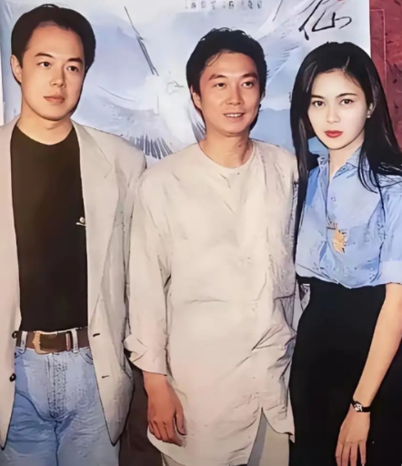 仔细看，那时的张铁林疏眉朗目，风度翩翩！中间的是气宇轩昂英俊潇洒的刘松仁，妥妥的